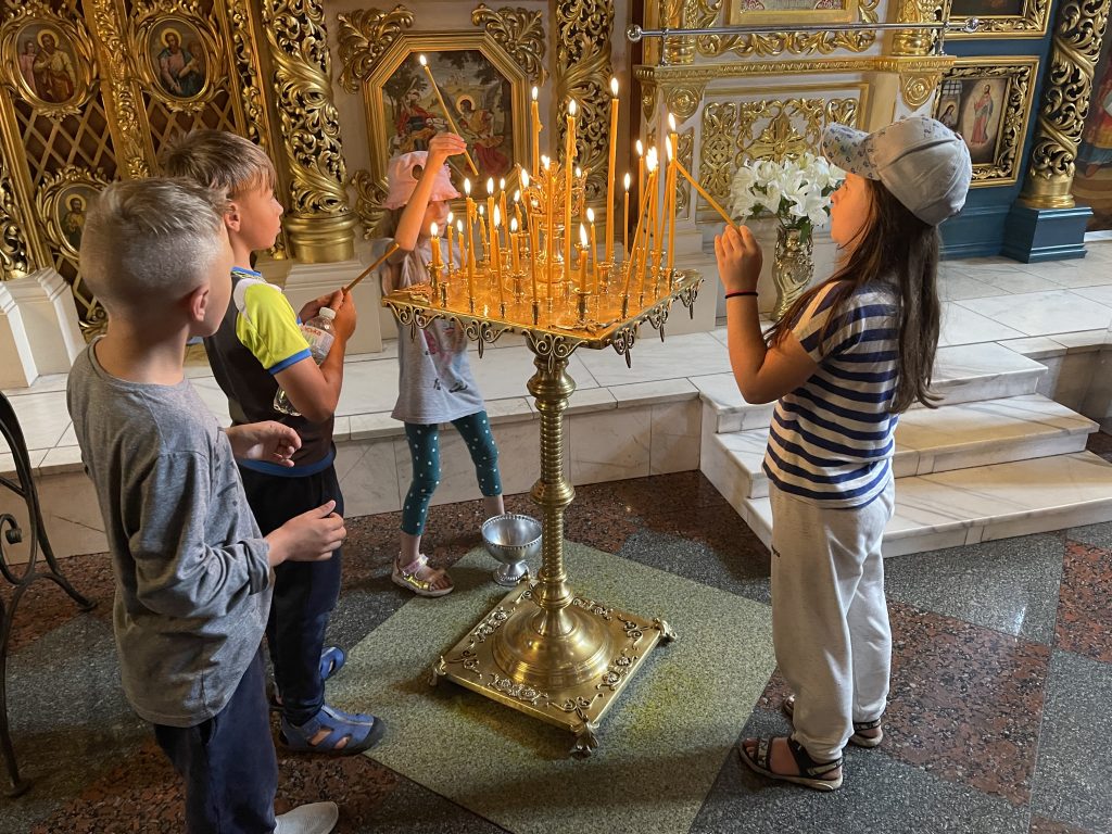 Fot. Dzieci z Charkowszczyzny z siostrami orionistami w Kijowie