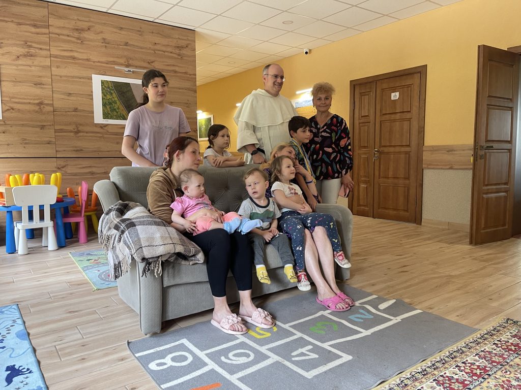 Ojciec James Moore OP z USA odwiedza dom dla uchodźców w Fastowie